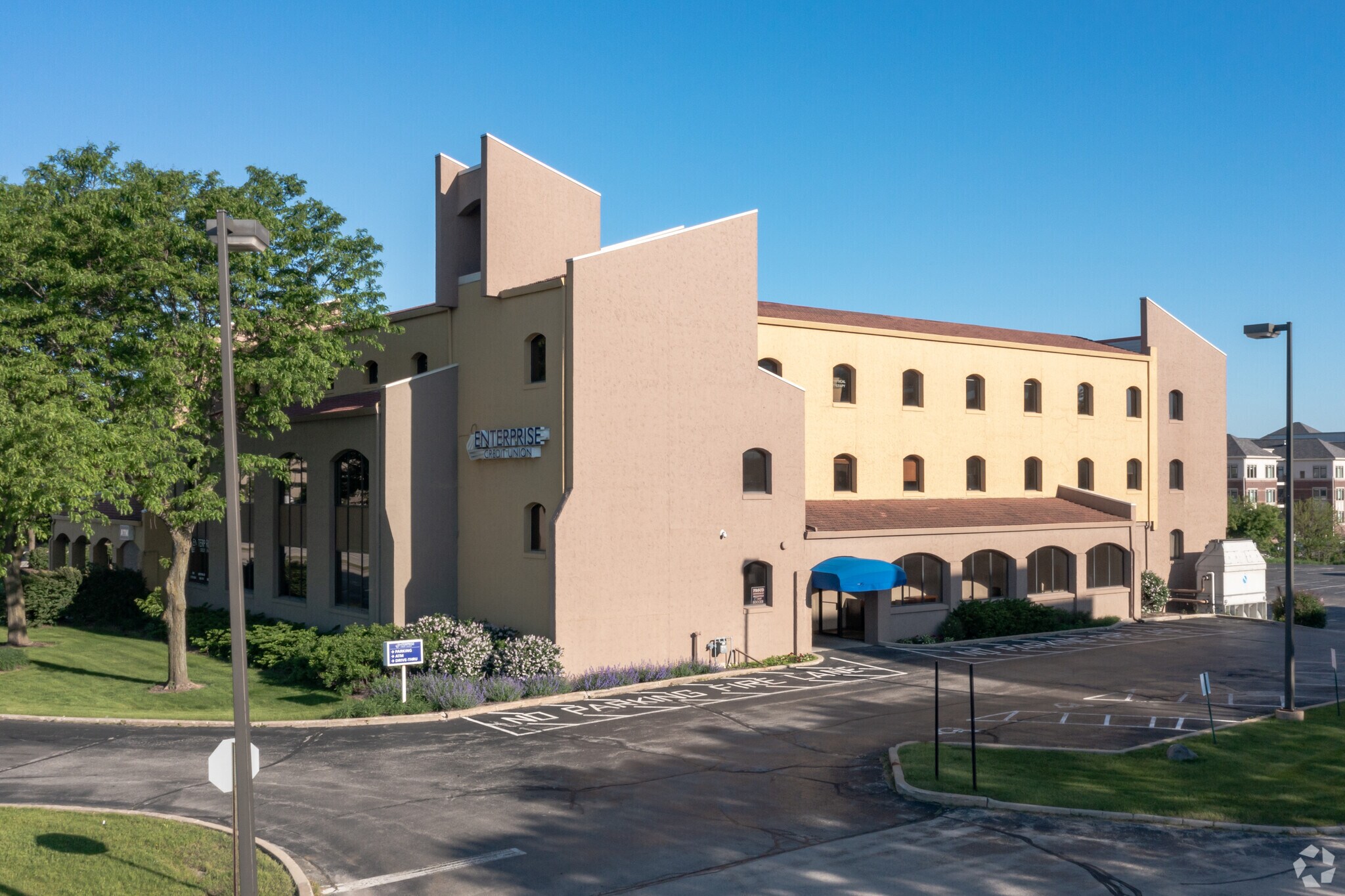 15850 W Bluemound Rd, Brookfield, WI for lease Primary Photo- Image 1 of 12