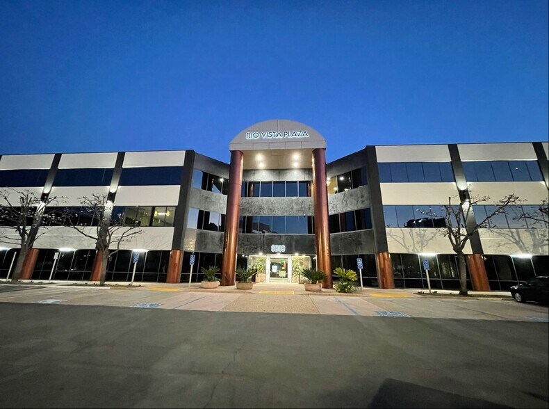 8989 Rio San Diego Dr, San Diego, CA à louer - Photo du bâtiment - Image 2 de 7