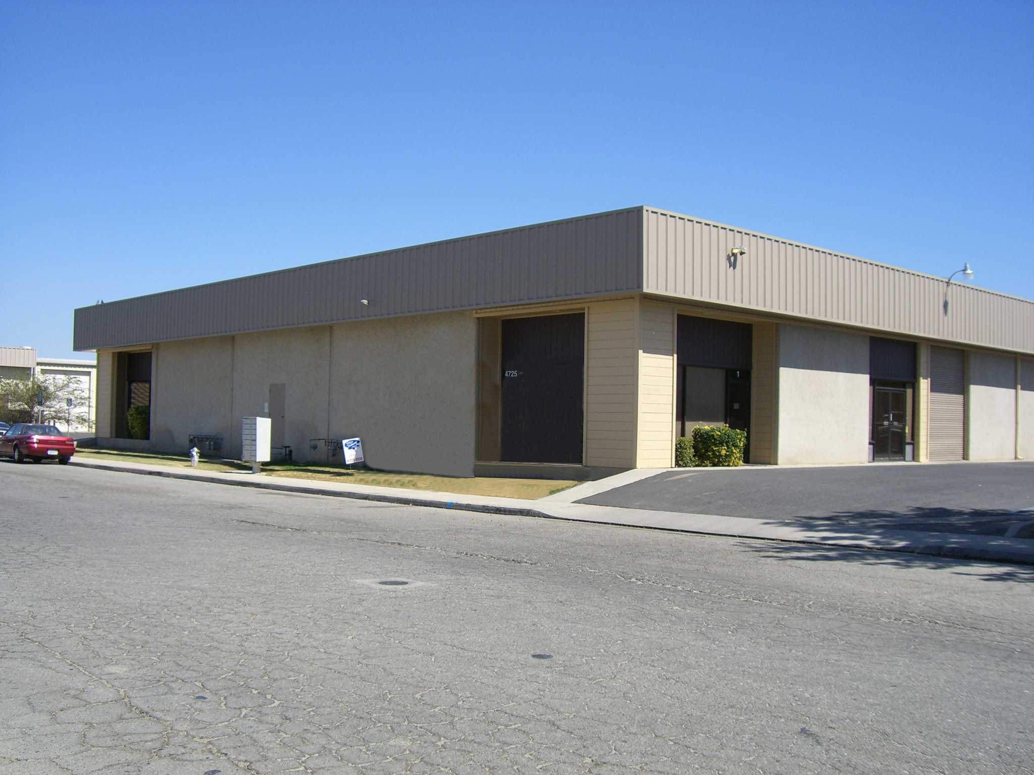 4717-4725 District Blvd, Bakersfield, CA for lease Primary Photo- Image 1 of 5