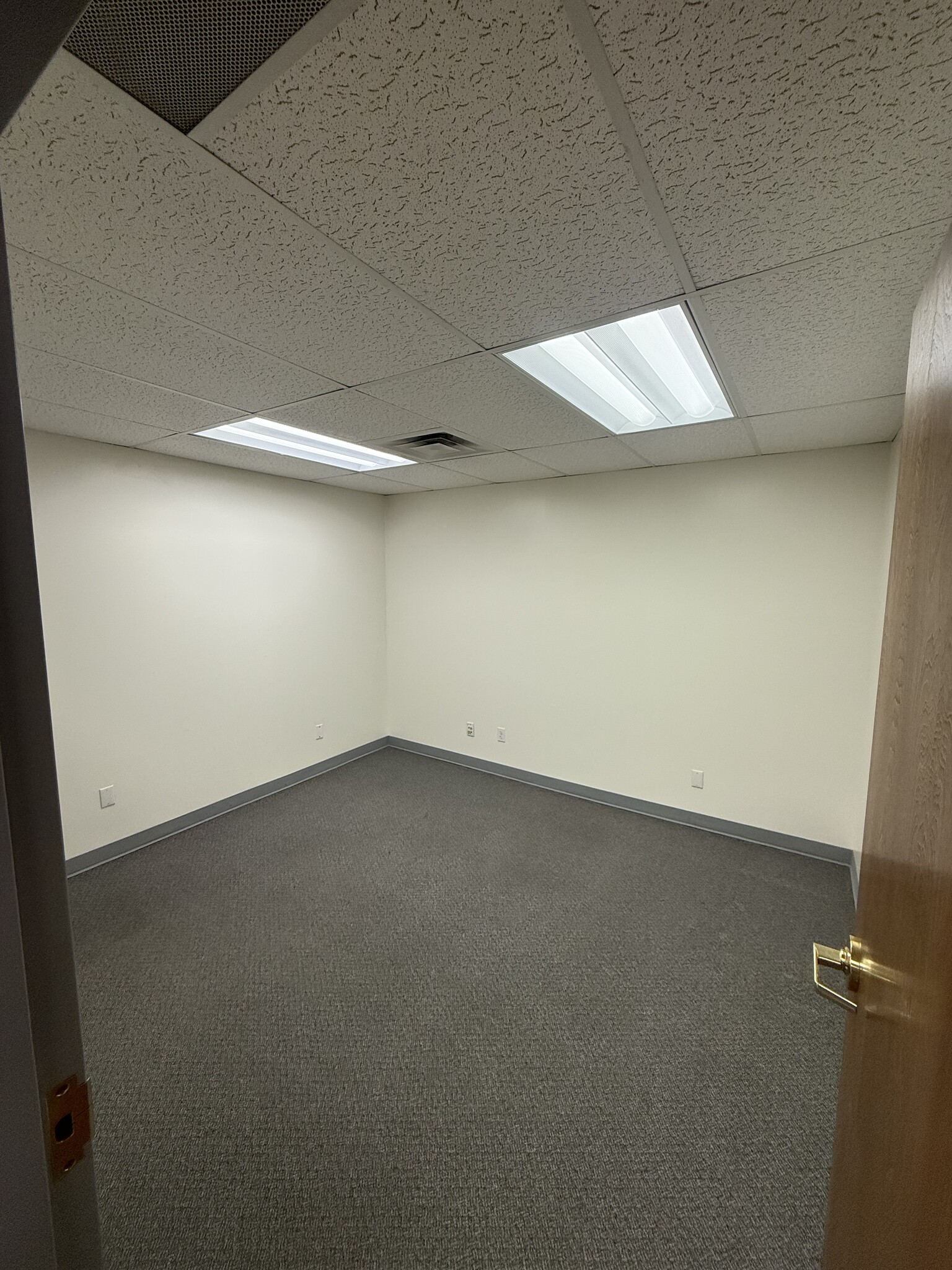376 E 400 S, Salt Lake City, UT for lease Interior Photo- Image 1 of 7