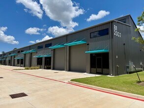 2007 Airport Rd, Conroe, TX for lease Building Photo- Image 2 of 10