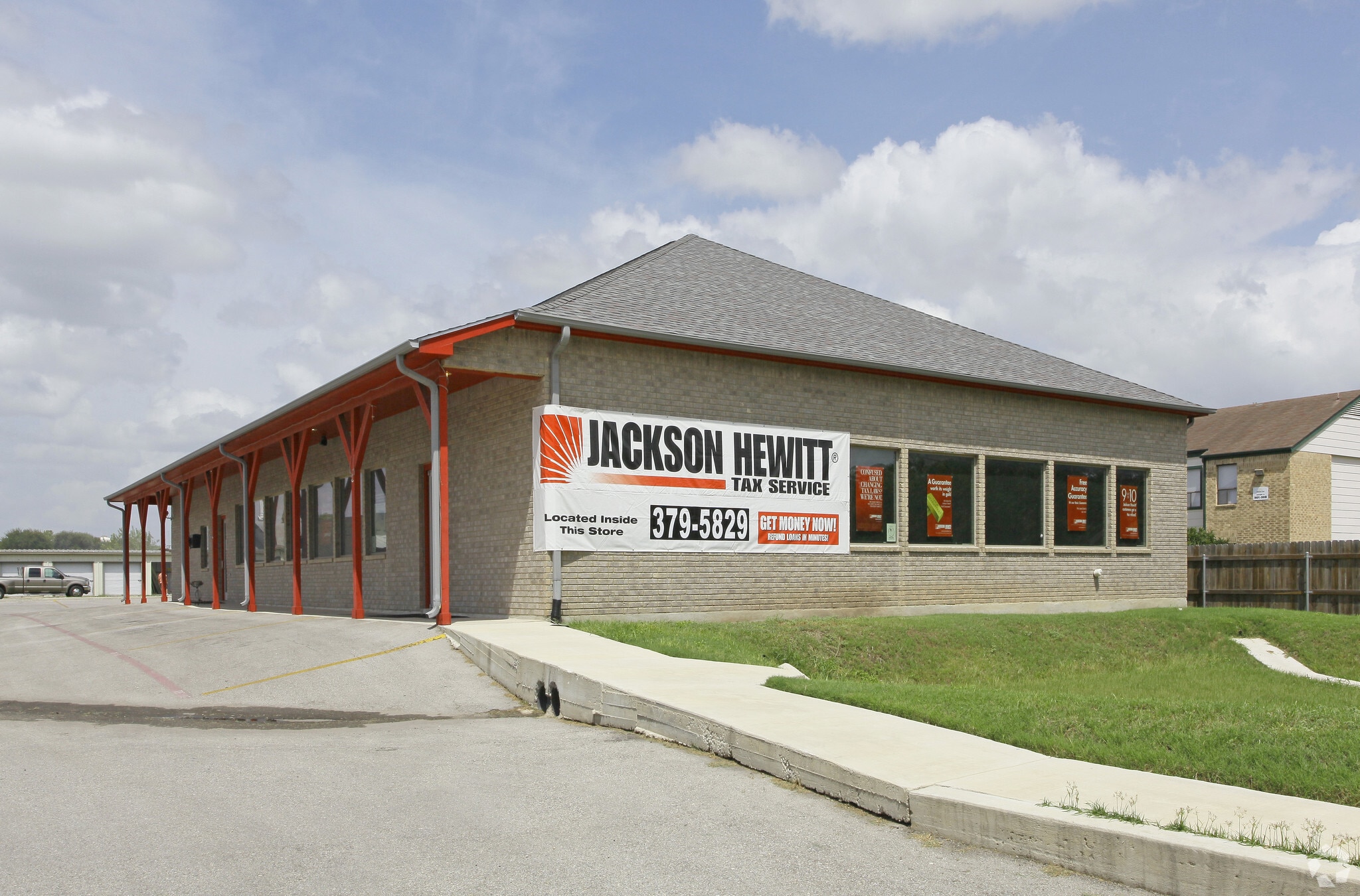 1116 E Walnut St, Seguin, TX for lease Primary Photo- Image 1 of 23