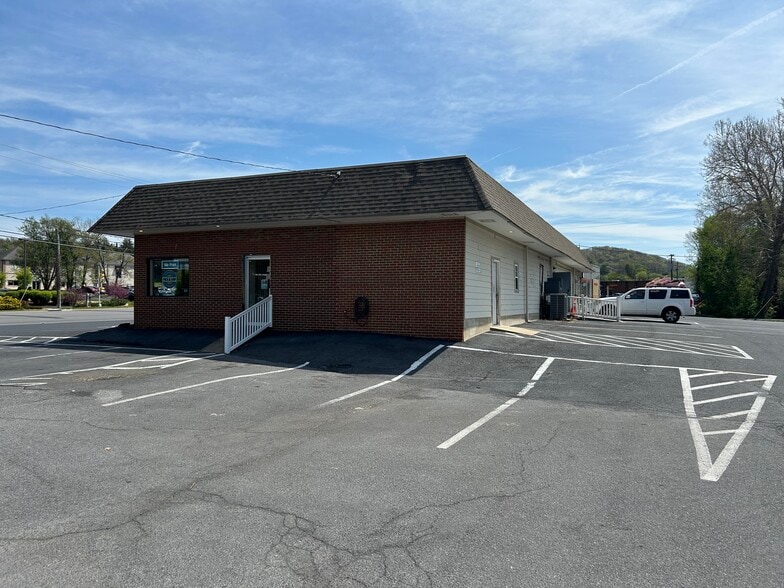 644 Greenville Ave, Staunton, VA à vendre - Photo du bâtiment - Image 3 de 4