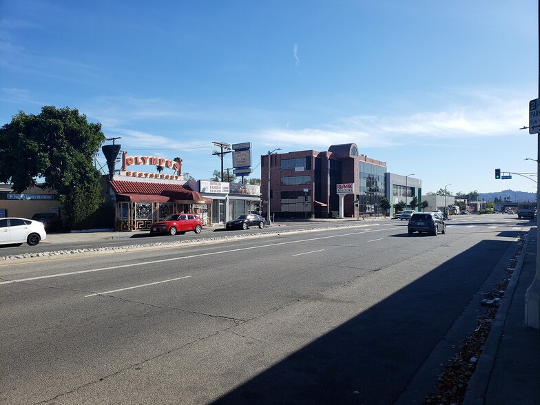 6300 Laurel Canyon Blvd, North Hollywood, CA à vendre - Photo du bâtiment - Image 1 de 1