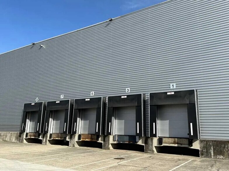 Bureau dans Mions à louer - Photo du bâtiment - Image 2 de 14