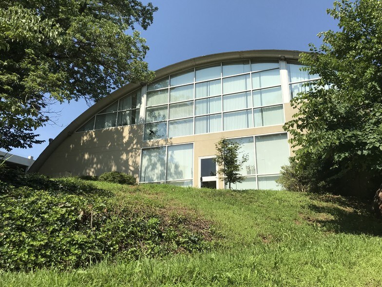 1144 E Market St, Charlottesville, VA à louer - Photo du bâtiment - Image 3 de 4