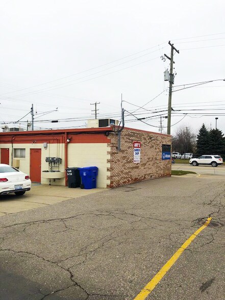 16744-16750 E 14 Mile Rd, Fraser, MI for lease - Building Photo - Image 3 of 9