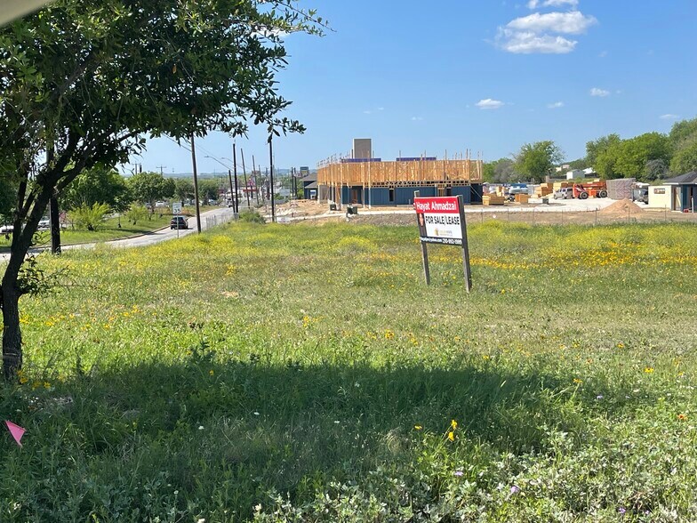 4500 Thousand Oaks Dr, San Antonio, TX à vendre - Photo du bâtiment - Image 3 de 13