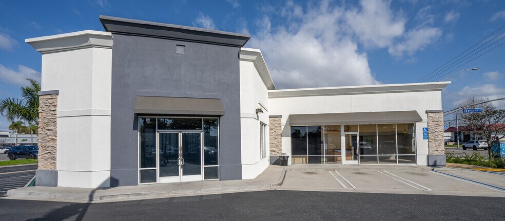 299 E 17th St, Costa Mesa, CA à louer - Photo du bâtiment - Image 1 de 3