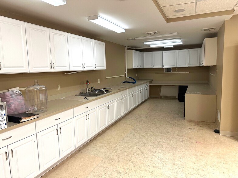 333 Hooper Rd, Endwell, NY à vendre - Photo du bâtiment - Image 2 de 5