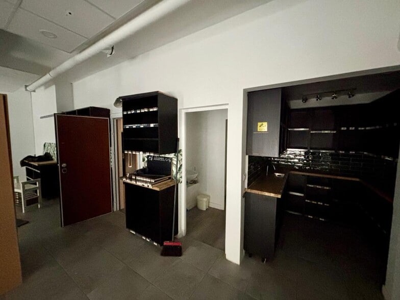 Retail in Versailles for lease - Interior Photo - Image 3 of 8