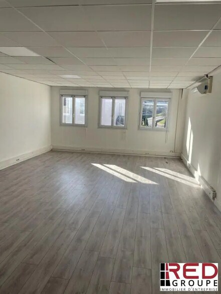 Bureau dans Meyreuil à louer - Photo du bâtiment - Image 2 de 5