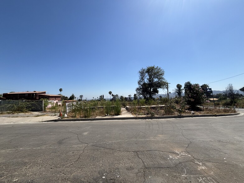 298 E Poppyfields Dr, Altadena, CA for sale - Building Photo - Image 3 of 11