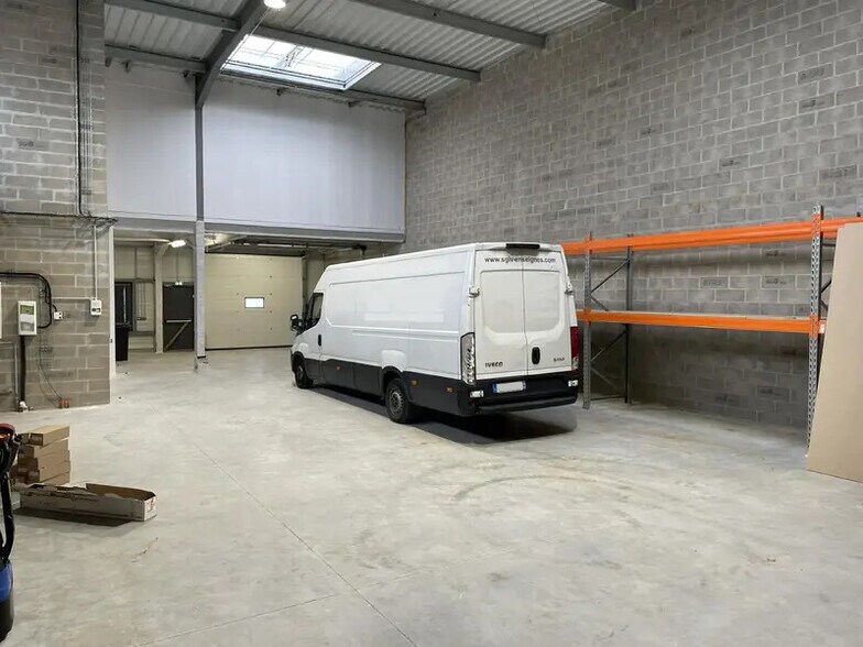 Flex in FRÉPILLON for lease - Interior Photo - Image 3 of 8