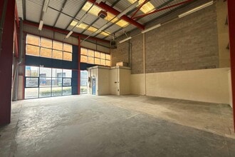 Woodside Rd, Swindon for lease Interior Photo- Image 2 of 2
