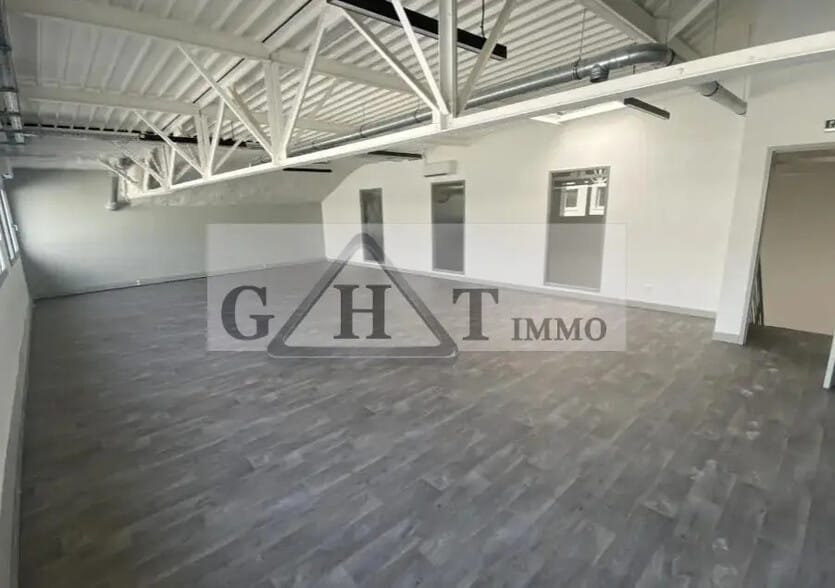 Industrial in Vaux-le-Pénil for lease - Interior Photo - Image 1 of 4