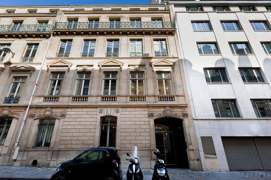 27 Rue De Bassano, Paris for lease - Building Photo - Image 3 of 10