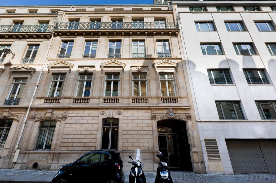 27 Rue De Bassano, Paris à louer - Photo du bâtiment - Image 3 de 10