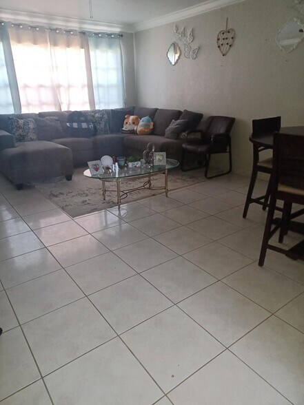 312 SW 2nd St, Pompano Beach, FL à vendre - Photo intérieure - Image 2 de 4