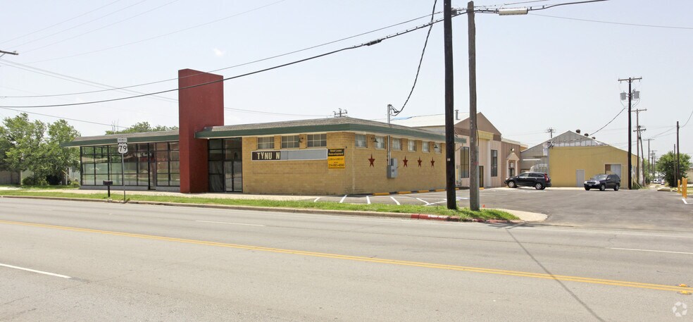 200 E 4th St, Taylor, TX à louer - Photo du bâtiment - Image 2 de 8