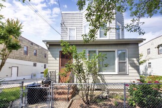 Plus de détails pour 6707 52nd Ave, Maspeth, NY - Multi-résidentiel à vendre