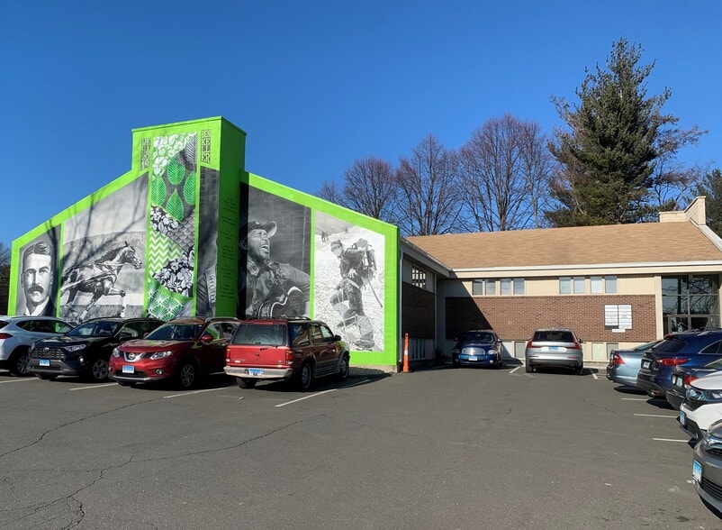 1100 New Britain Ave, West Hartford, CT for lease - Building Photo - Image 1 of 1