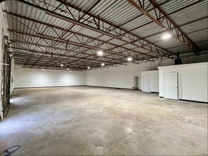 1105 Colorado Ln, Arlington, TX for lease Interior Photo- Image 2 of 9