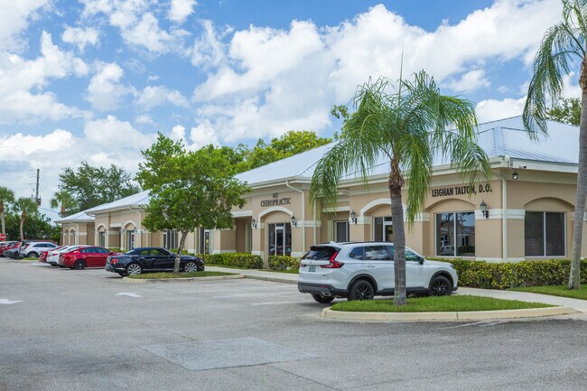 Plus de détails pour 563-617 SE Central Pky, Stuart, FL - Bureau, Local d'activités à louer