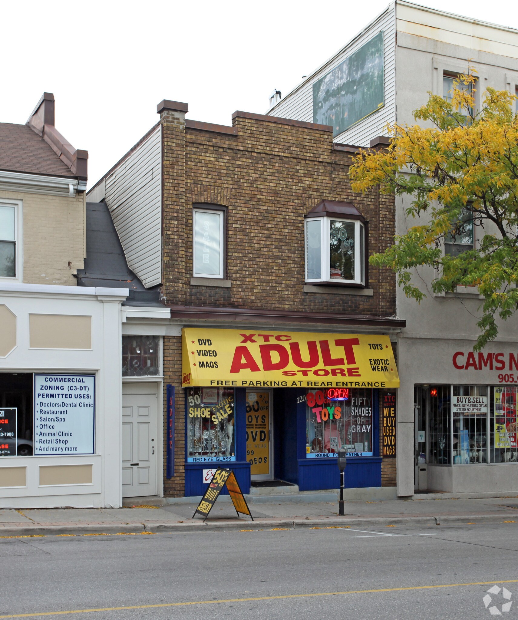 120 Dundas St W, Whitby, ON à vendre Photo principale- Image 1 de 1