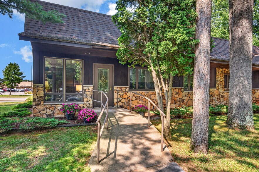 9758 W Lake Ave, Minocqua, WI à vendre - Photo du bâtiment - Image 3 de 52