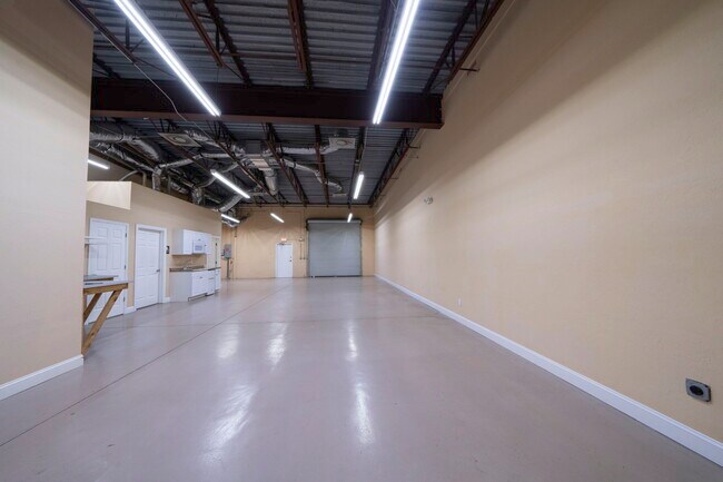 Plus de détails pour 24551 Production Cir, Bonita Springs, FL - Bureau, Industriel à louer