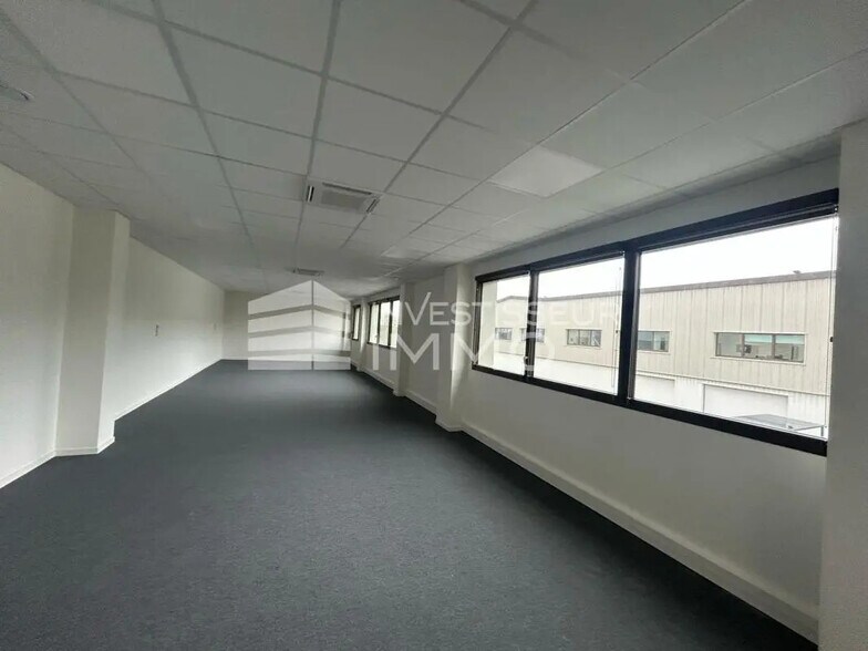 Office in Osny for lease - Building Photo - Image 2 of 11