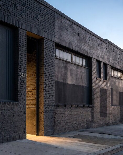 2432 E 8th St, Los Angeles, CA à louer - Photo du bâtiment - Image 3 de 12
