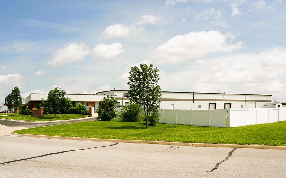 1325 SW Market St, Lee's Summit, MO à louer - Photo du bâtiment - Image 2 de 14