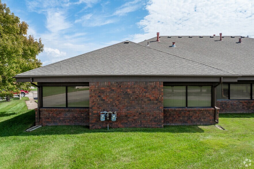 7570 W 21st St N, Wichita, KS à louer - Photo du bâtiment - Image 3 de 4