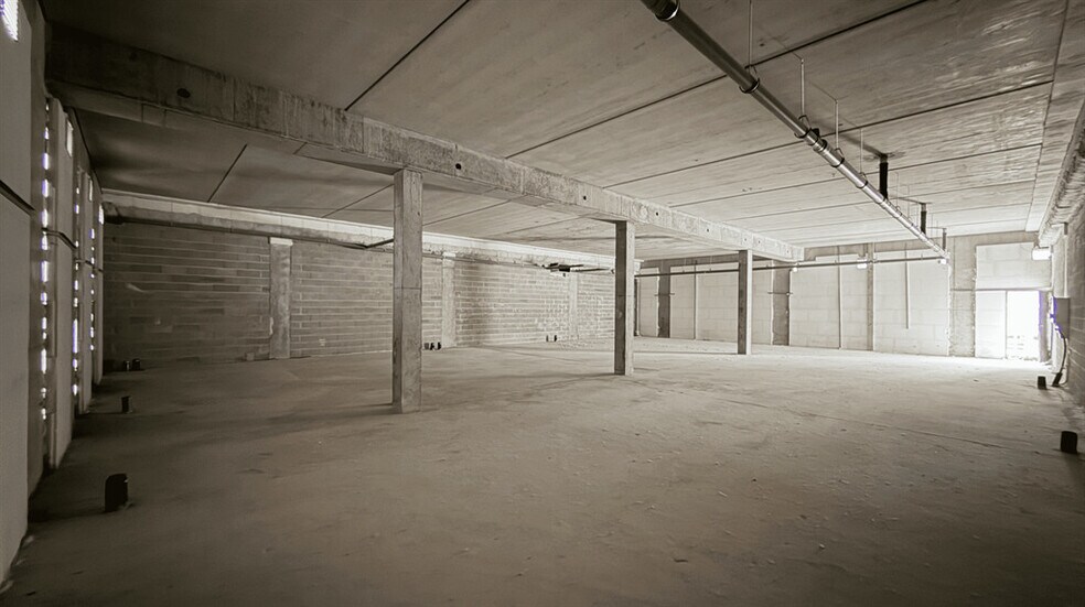 Retail in Champs-sur-Marne for lease - Interior Photo - Image 2 of 3
