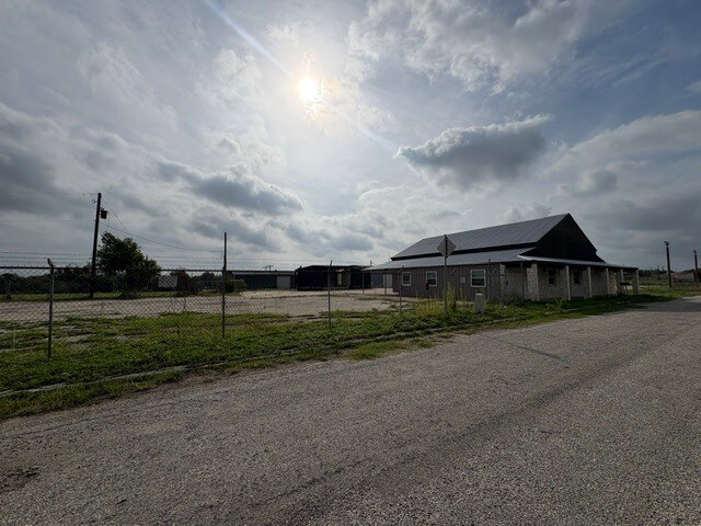 1500 Simmons Ave, Jourdanton, TX à vendre - Photo du bâtiment - Image 3 de 47