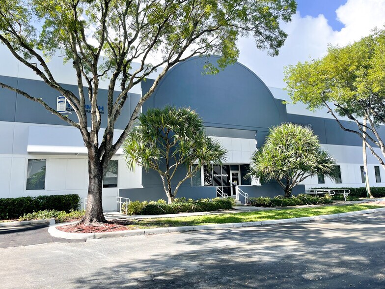 1530 NW 98th Ct, Miami, FL à louer - Photo du bâtiment - Image 1 de 7