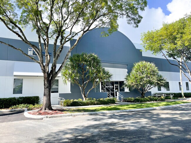 Plus de détails pour 1530 NW 98th Ct, Miami, FL - Industriel à louer