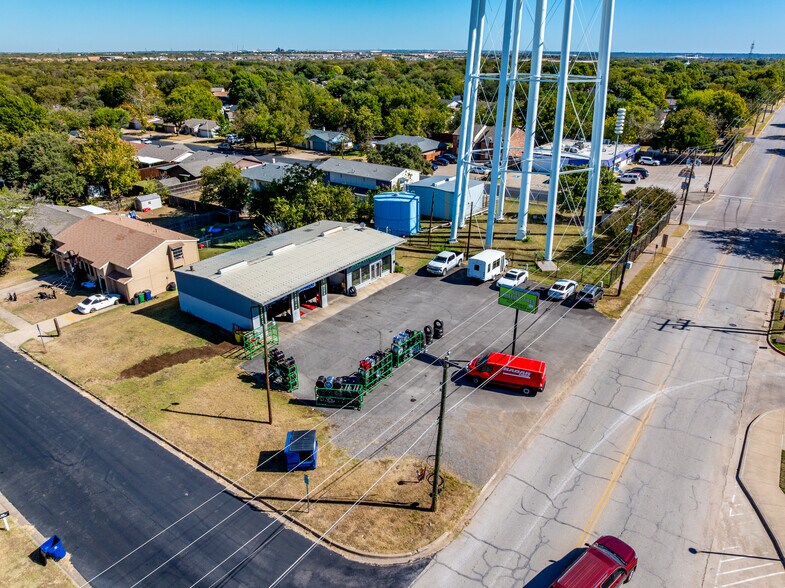 1004 W Main St, Crowley, TX à vendre - Photo du bâtiment - Image 2 de 22