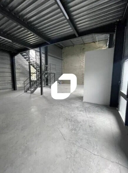 Flex dans Bourgoin-Jallieu à louer - Photo du bâtiment - Image 2 de 21