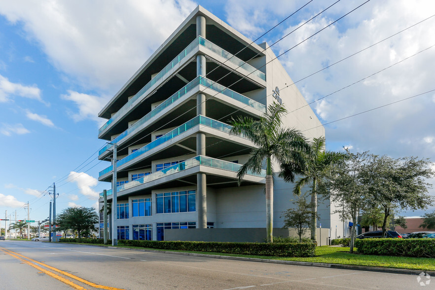 2300 W 84th St, Hialeah, FL à vendre - Photo principale - Image 1 de 1