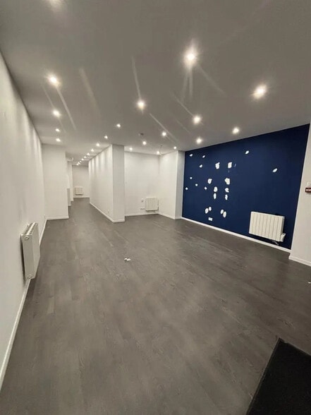 Retail in Paris for lease - Interior Photo - Image 2 of 9