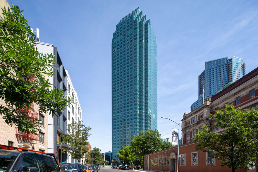 1 Court Sq, Long Island City, NY à vendre - Photo du bâtiment - Image 1 de 1