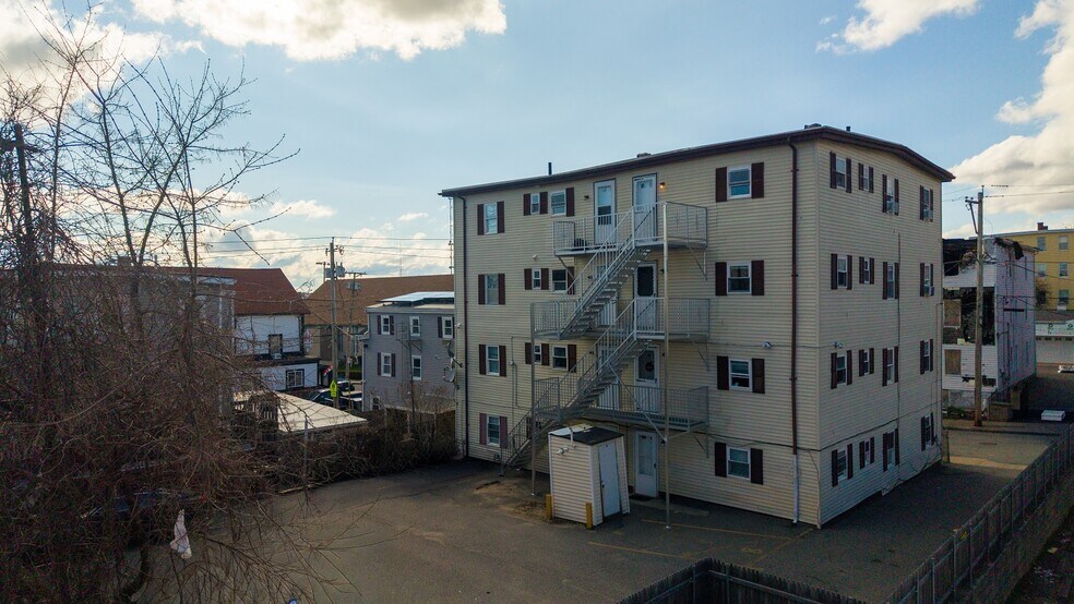 144 Choate St, Fall River, MA à vendre - Photo du bâtiment - Image 2 de 33