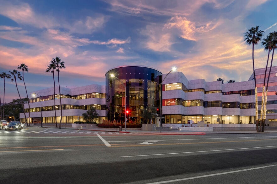 100 N Crescent Dr, Beverly Hills, CA à louer - Photo du bâtiment - Image 3 de 5