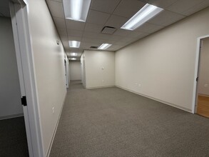 2602 Iron Gate Dr, Wilmington, NC for lease Interior Photo- Image 2 of 13