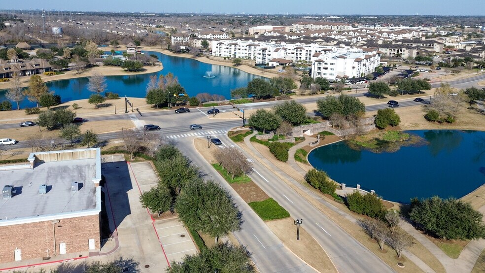 18318 University Blvd, Sugar Land, TX à louer - Photo du bâtiment - Image 2 de 4