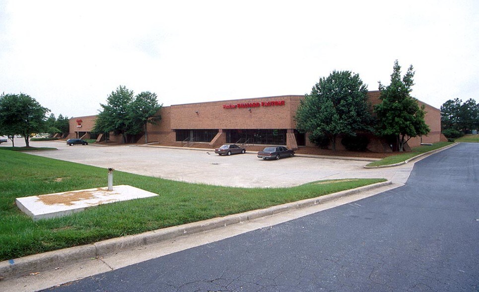 6695 Jimmy Carter Blvd, Norcross, GA à louer - Photo du bâtiment - Image 3 de 7