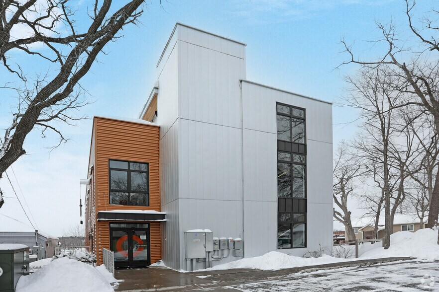 708 2nd St, Hudson, WI à vendre - Photo principale - Image 1 de 11